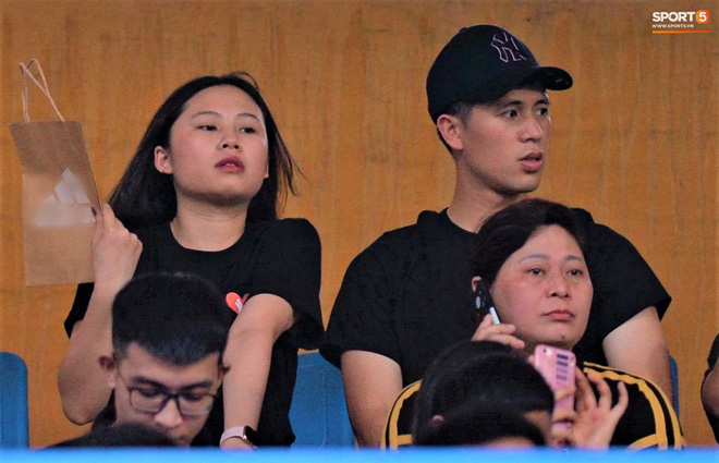 Đình Trọng đến muộn, loay hoay tìm người yêu trong biển người trên khán đài trận Hà Nội FC vs Hải Phòng  - Ảnh 8.