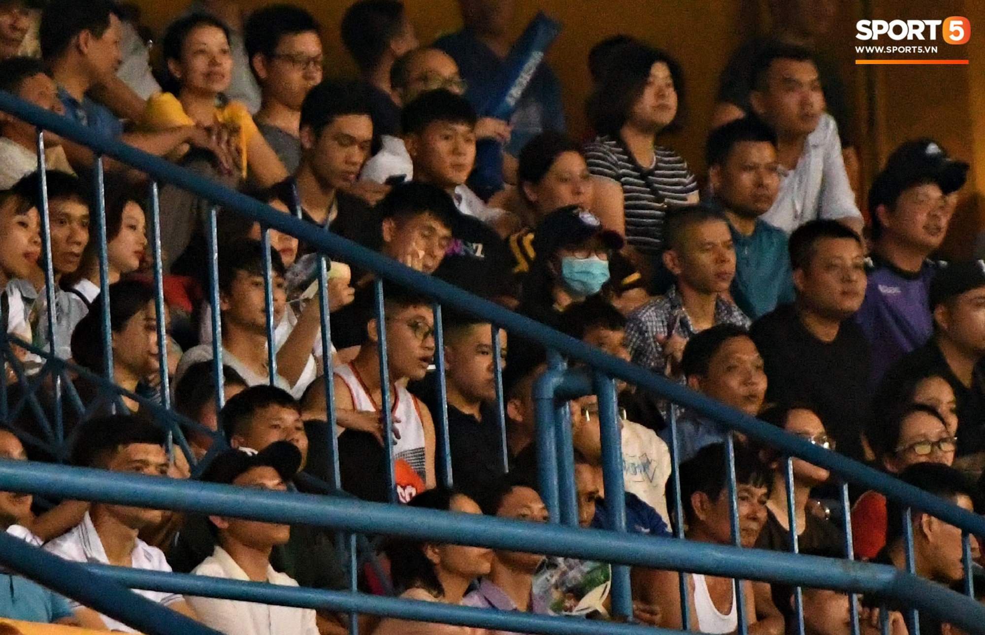 Đình Trọng đến muộn, loay hoay tìm người yêu trong biển người trên khán đài trận Hà Nội FC vs Hải Phòng  - Ảnh 7.