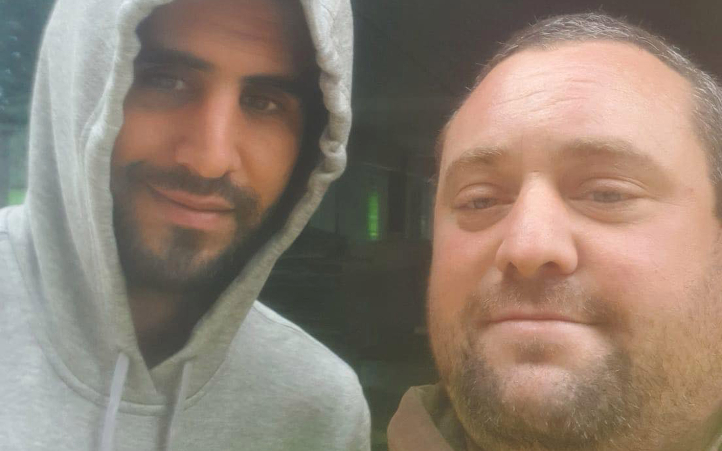 Chỉ vì lỡ selfie với ngôi sao Man City không đúng cách, fan MU bị ông chủ đuổi việc