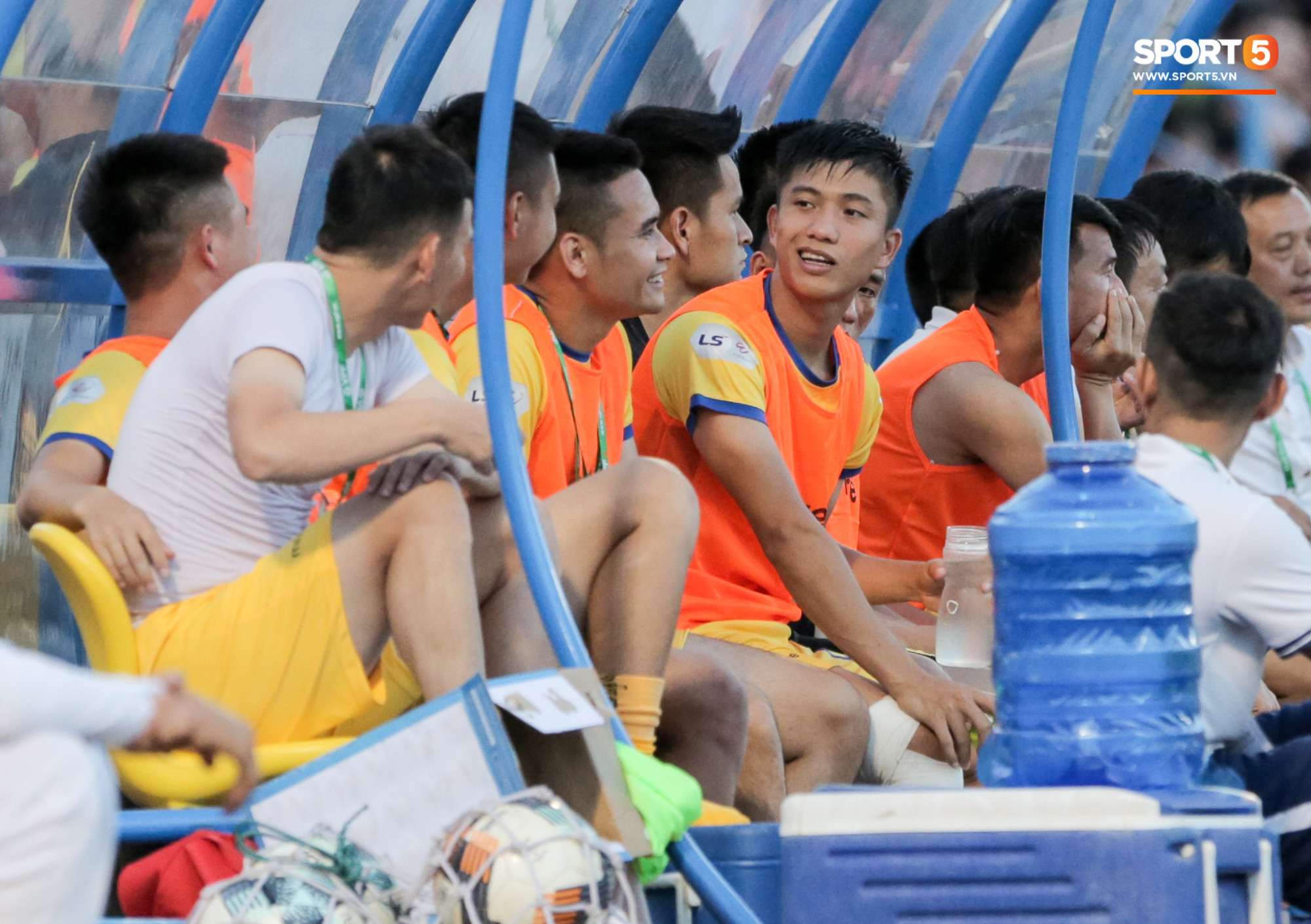 Phan Văn Đức hành động khó tin: Tháo nhẫn cưới, đeo vào ngón tay đồng đội trước khi vào sân thay người
