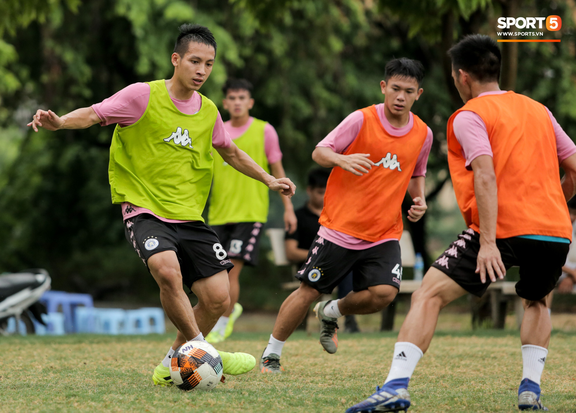 Quang Hải chưa hết chấn thương đã lại gặp bệnh, ngồi lẻ loi xem đồng đội tập luyện trước trận derby Hà Nội - Ảnh 5.