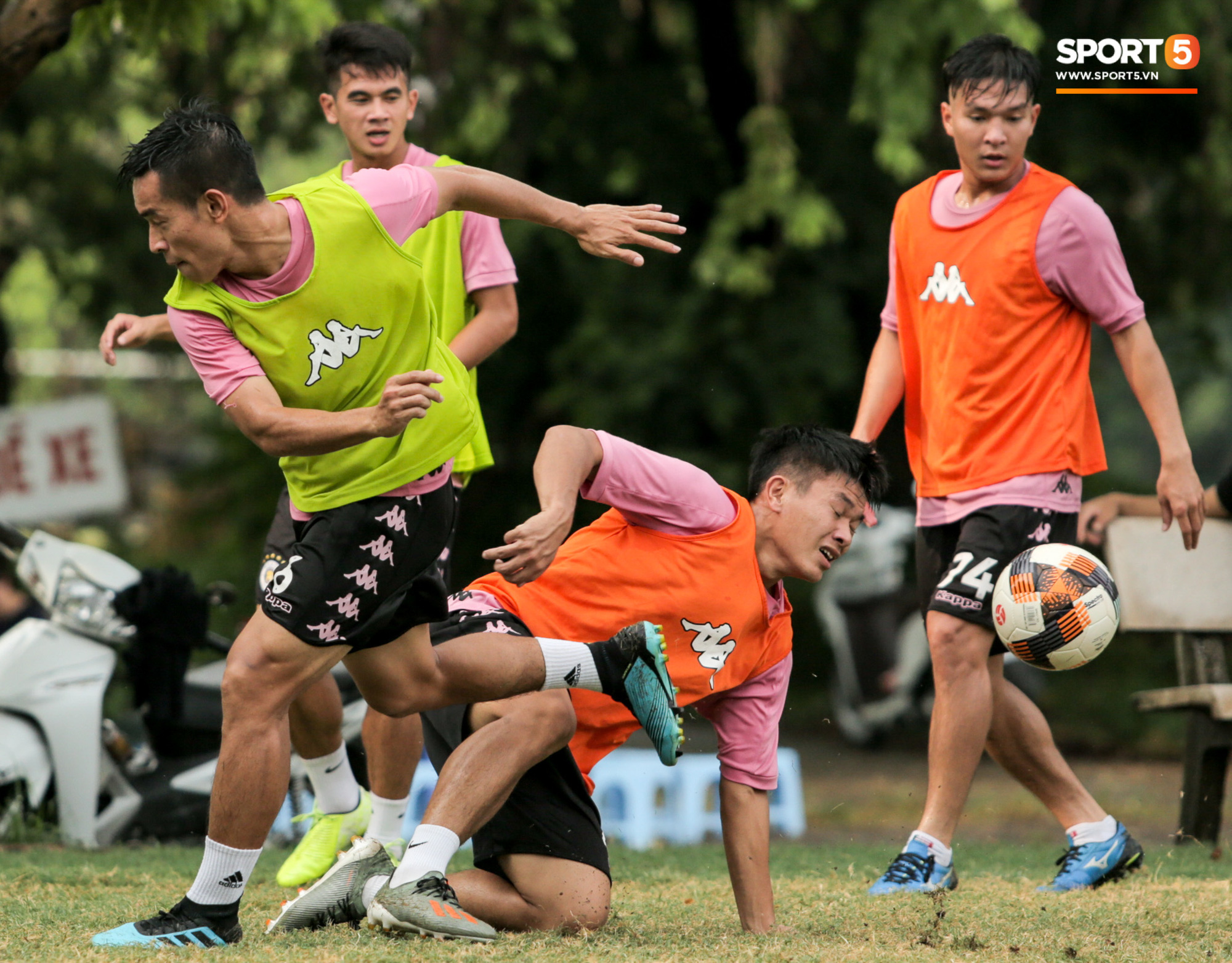 Quang Hải chưa hết chấn thương đã lại gặp bệnh, ngồi lẻ loi xem đồng đội tập luyện trước trận derby Hà Nội - Ảnh 4.