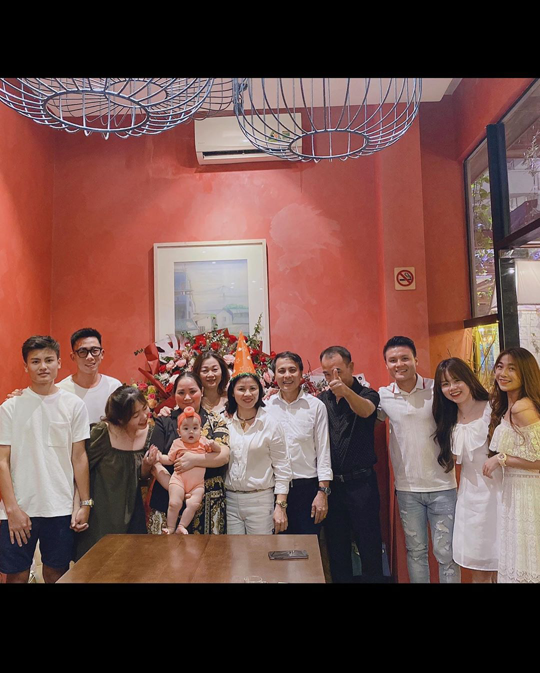 Quang Hải rạng ngời kế bên Huỳnh Anh khi chụp ảnh gia đình, đảm đang vào bếp trong ngày sinh nhật chị dâu  - Ảnh 2.