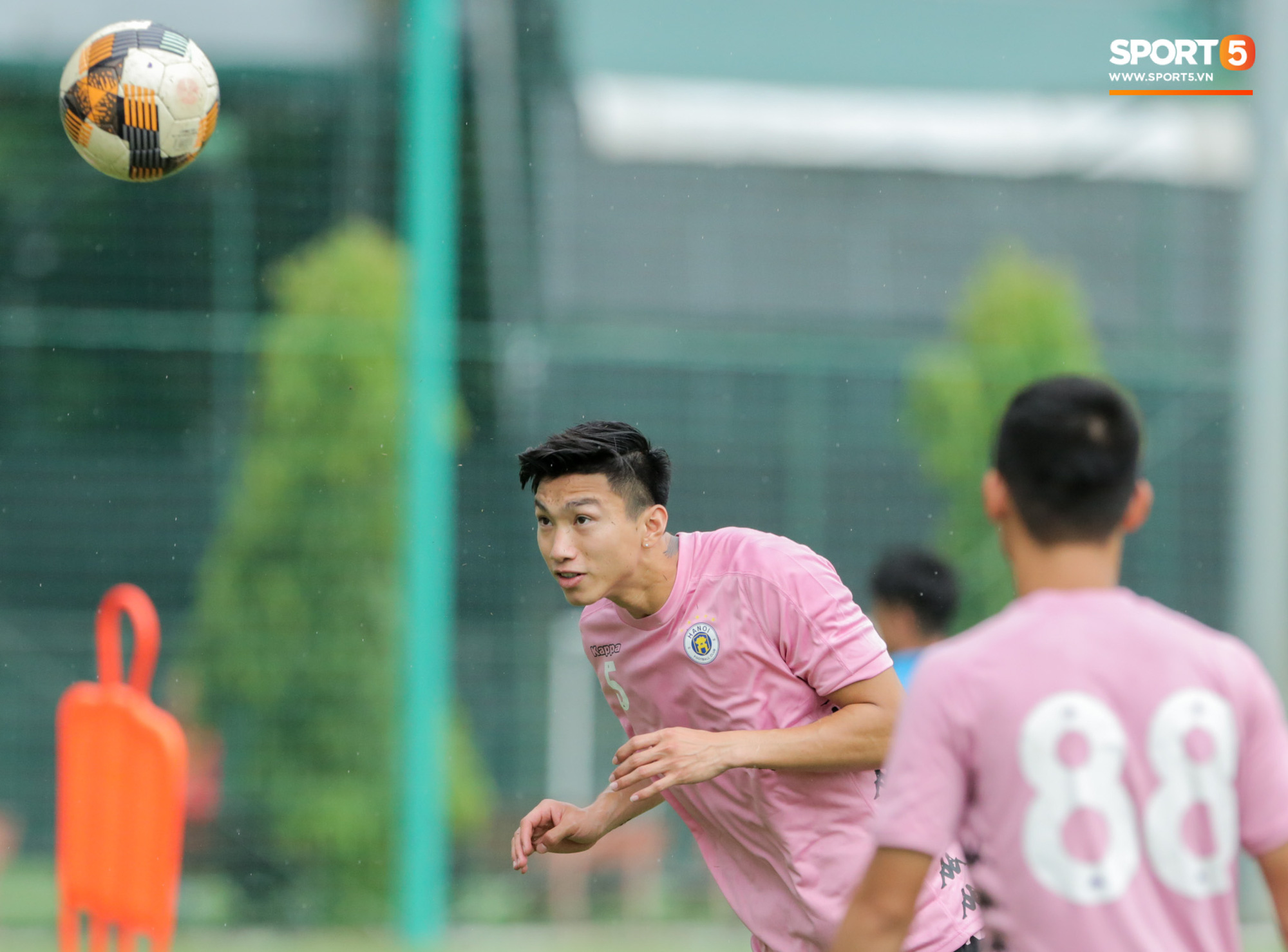 Văn Hậu huỷ đi chơi cùng bố mẹ, xin tập cùng Hà Nội FC ngay từ chiều 17/8 - Ảnh 1.