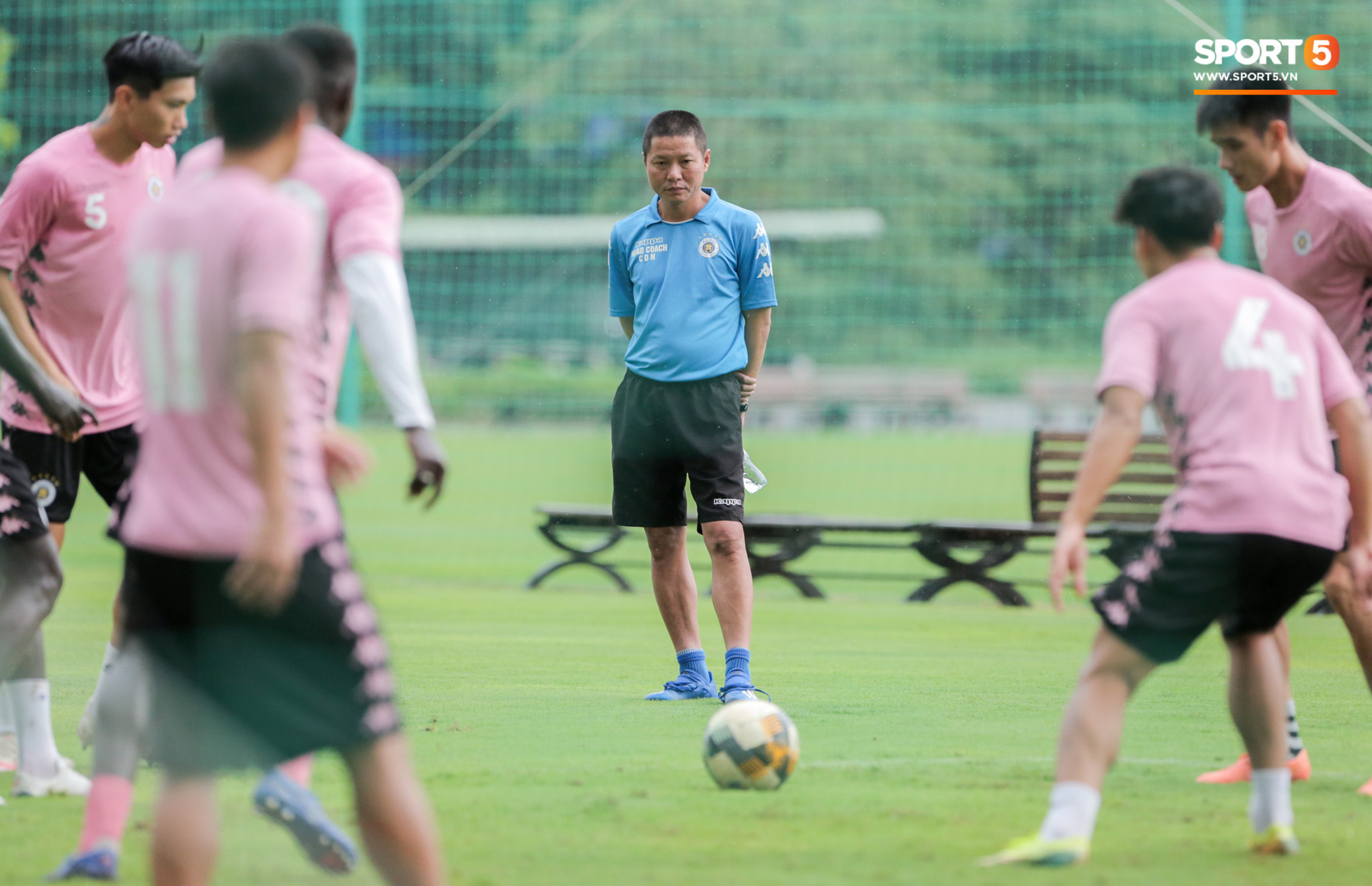 Văn Hậu huỷ đi chơi cùng bố mẹ, xin tập cùng Hà Nội FC ngay từ chiều 17/8 - Ảnh 2.