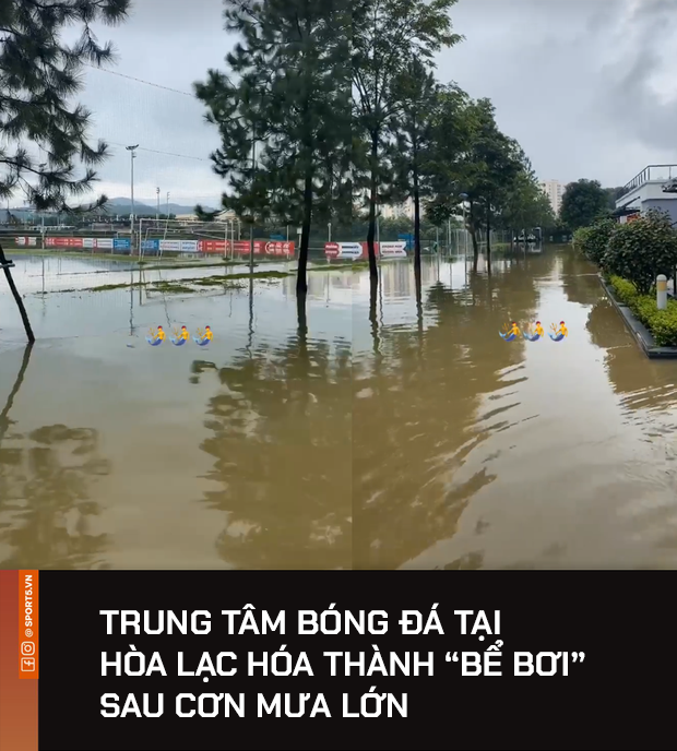 Sân tập của đội bóng ở Hà Nội biến thành bể bơi sau trận mưa lớn, ngập sâu chẳng kém các khu phố trung tâm - Ảnh 1.