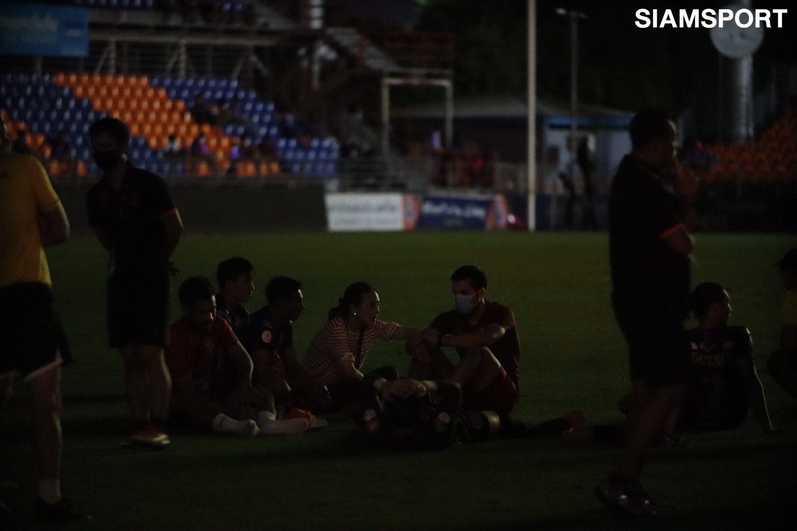 Nữ chủ tịch CLB Thái Lan rớm nước mắt vì sự cố hy hữu, đi quanh sân xin lỗi khán giả trong bóng đêm - Ảnh 3.