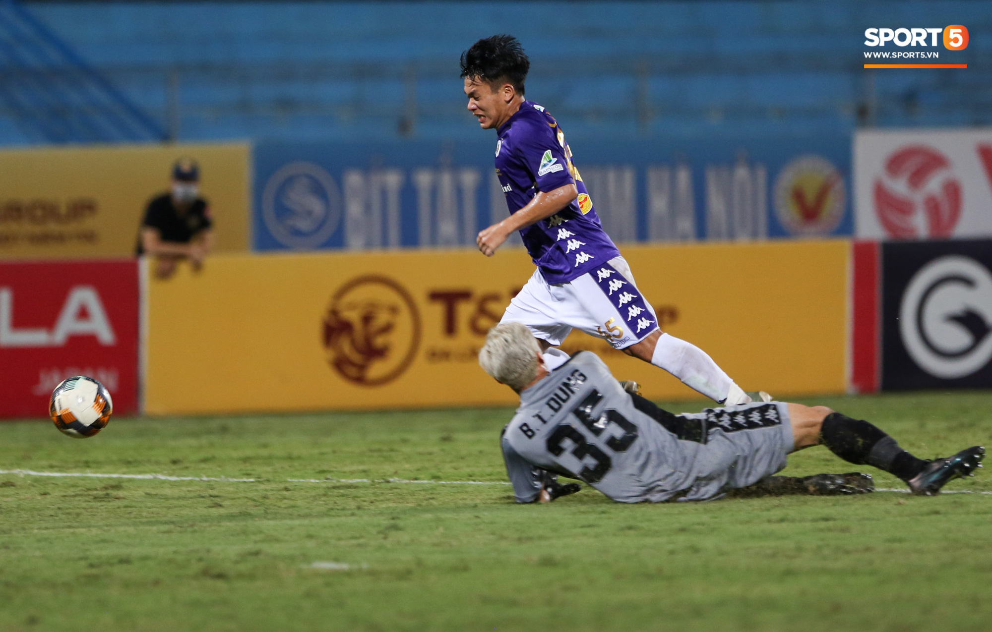 Bùi Tiến Dũng xử lý khiến cầu thủ Hà Nội FC tẽn tò nhưng không che lấp nổi ngày thảm hoạ - Ảnh 6.