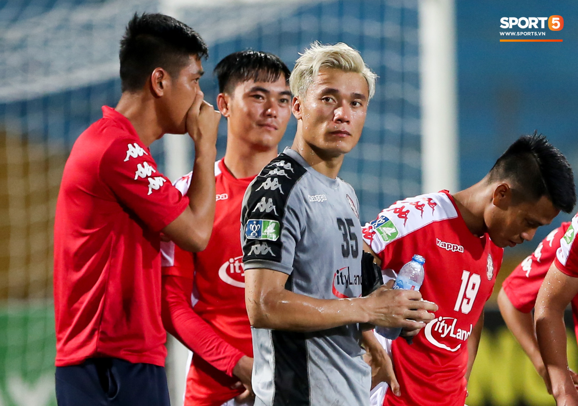 Bùi Tiến Dũng xử lý khiến cầu thủ Hà Nội FC tẽn tò nhưng không che lấp nổi ngày thảm hoạ - Ảnh 8.