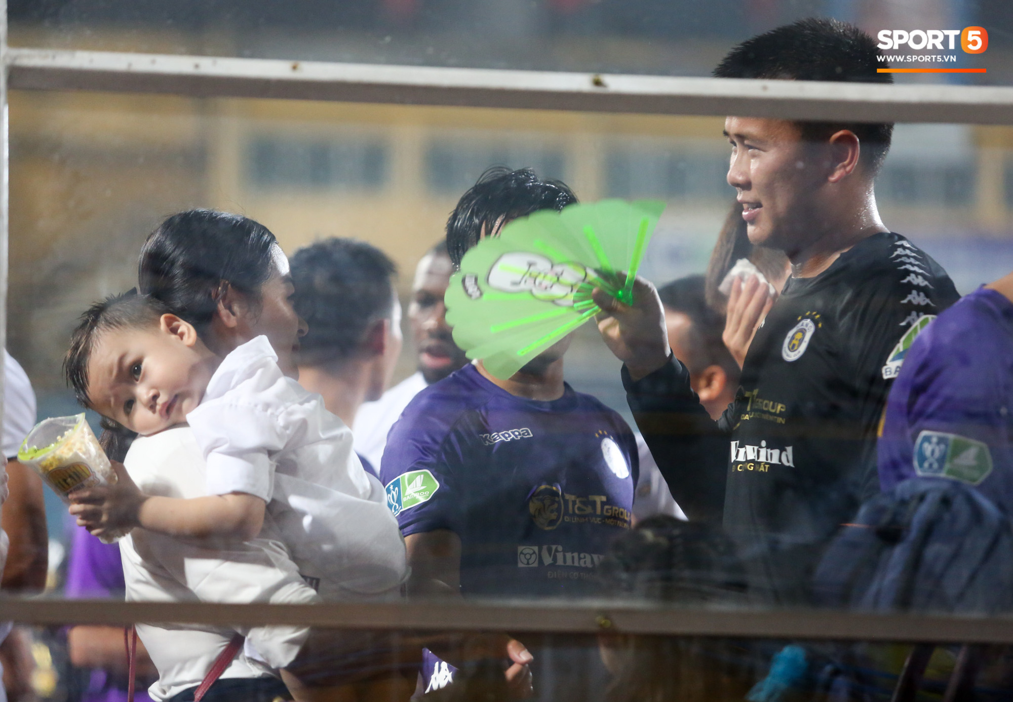 Hình ảnh đàn anh Duy Mạnh cần mẫn đứng quạt cho vợ và con gái, mặc kệ đồng đội ở Hà Nội FC ăn mừng - Ảnh 1.