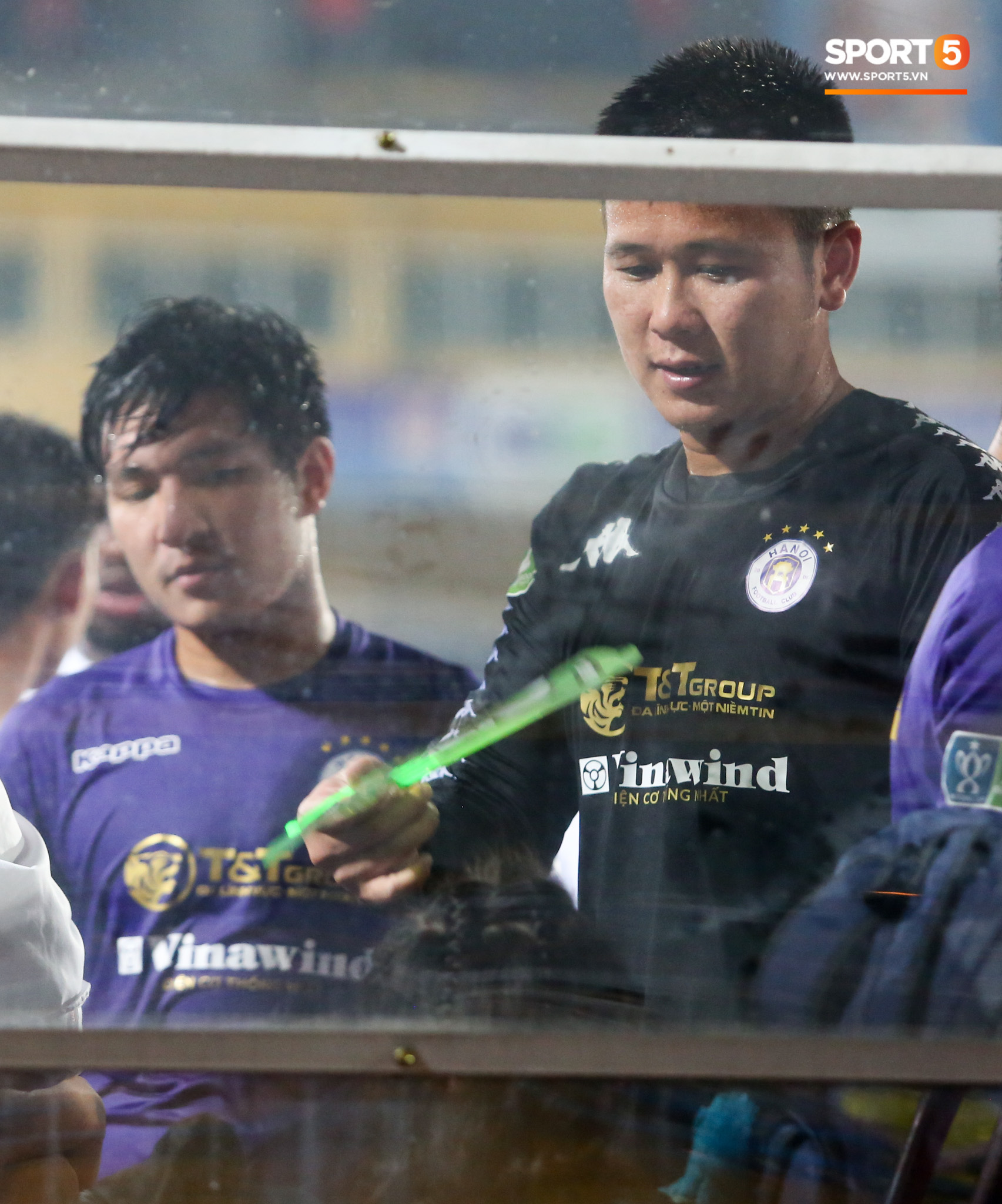 Hình ảnh đàn anh Duy Mạnh cần mẫn đứng quạt cho vợ và con gái, mặc kệ đồng đội ở Hà Nội FC ăn mừng - Ảnh 2.