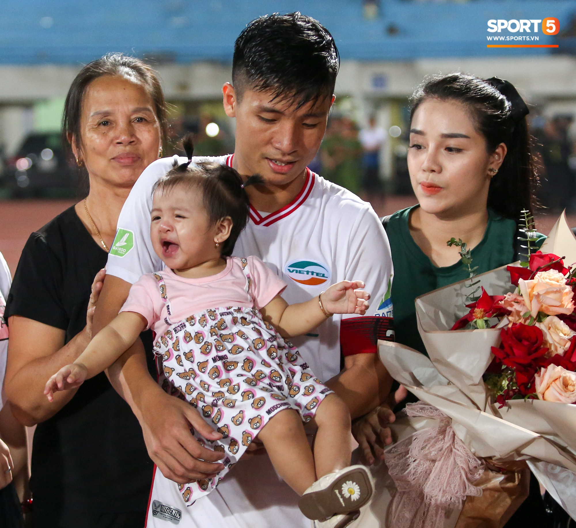 Hình ảnh đàn anh Duy Mạnh cần mẫn đứng quạt cho vợ và con gái, mặc kệ đồng đội ở Hà Nội FC ăn mừng - Ảnh 5.
