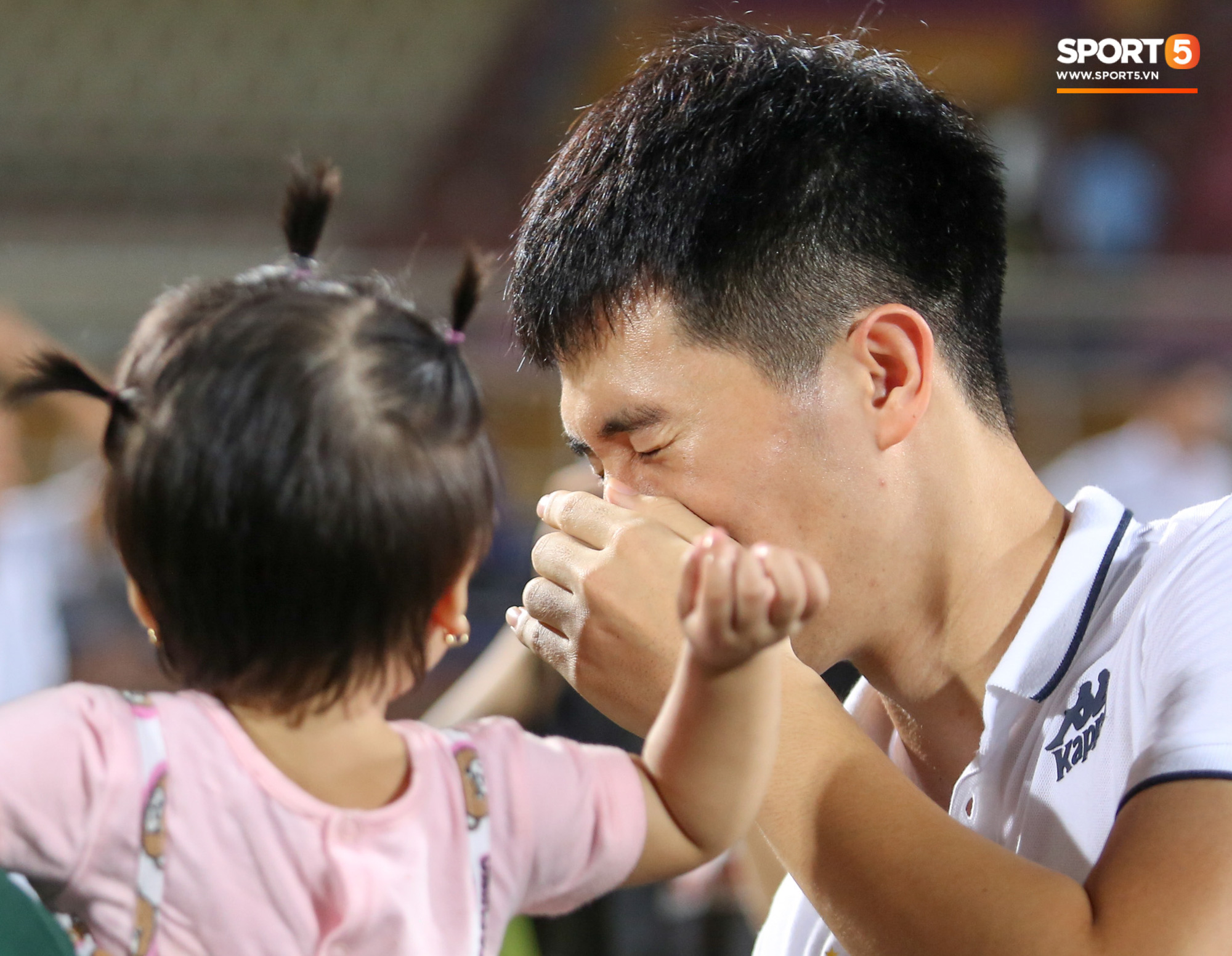 Hình ảnh đàn anh Duy Mạnh cần mẫn đứng quạt cho vợ và con gái, mặc kệ đồng đội ở Hà Nội FC ăn mừng - Ảnh 7.