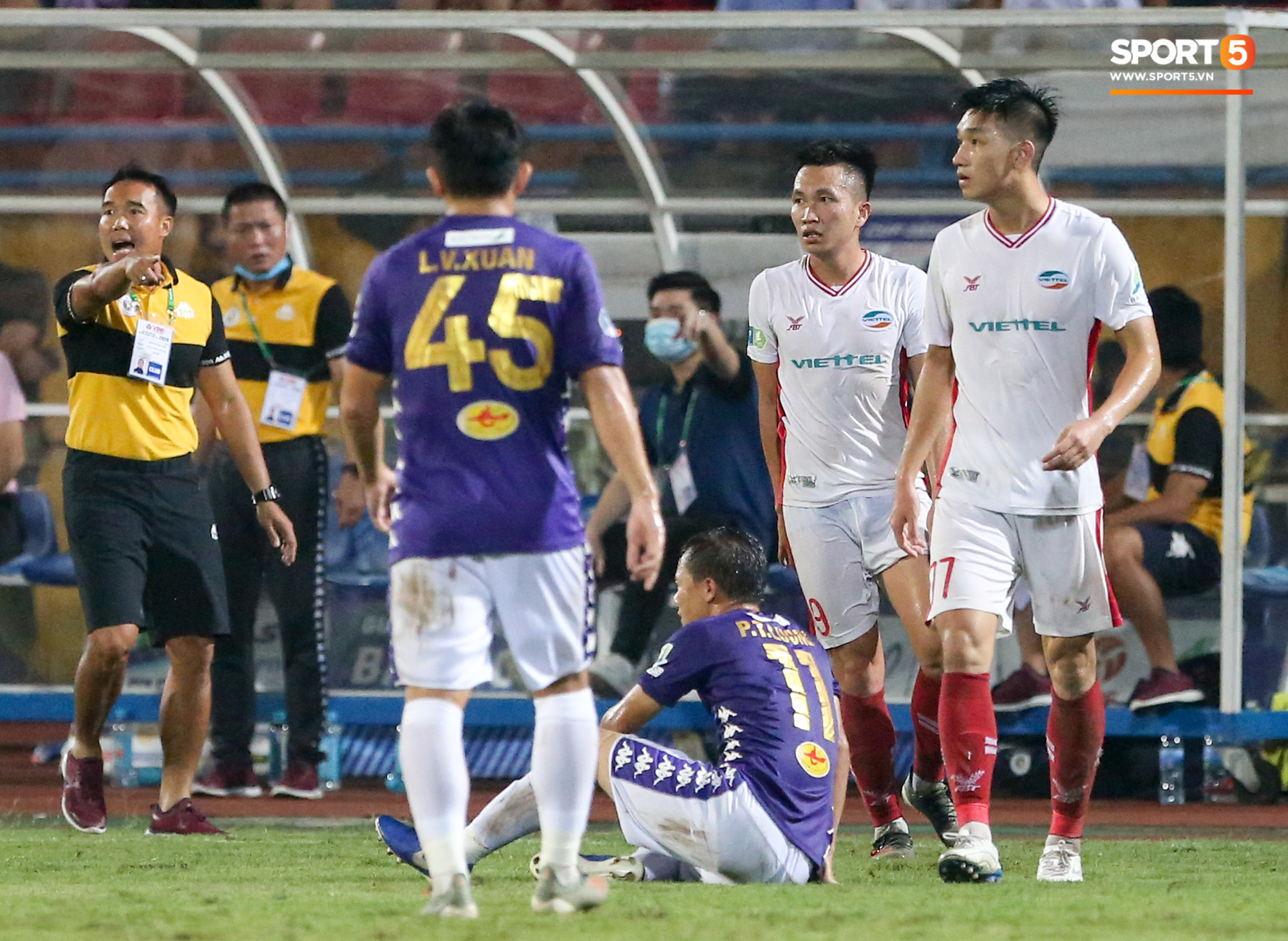 Trọng Đại hứng đầy gạch đá vì sút bóng cực mạnh vào đội trưởng Hà Nội FC nằm trên sân   - Ảnh 8.