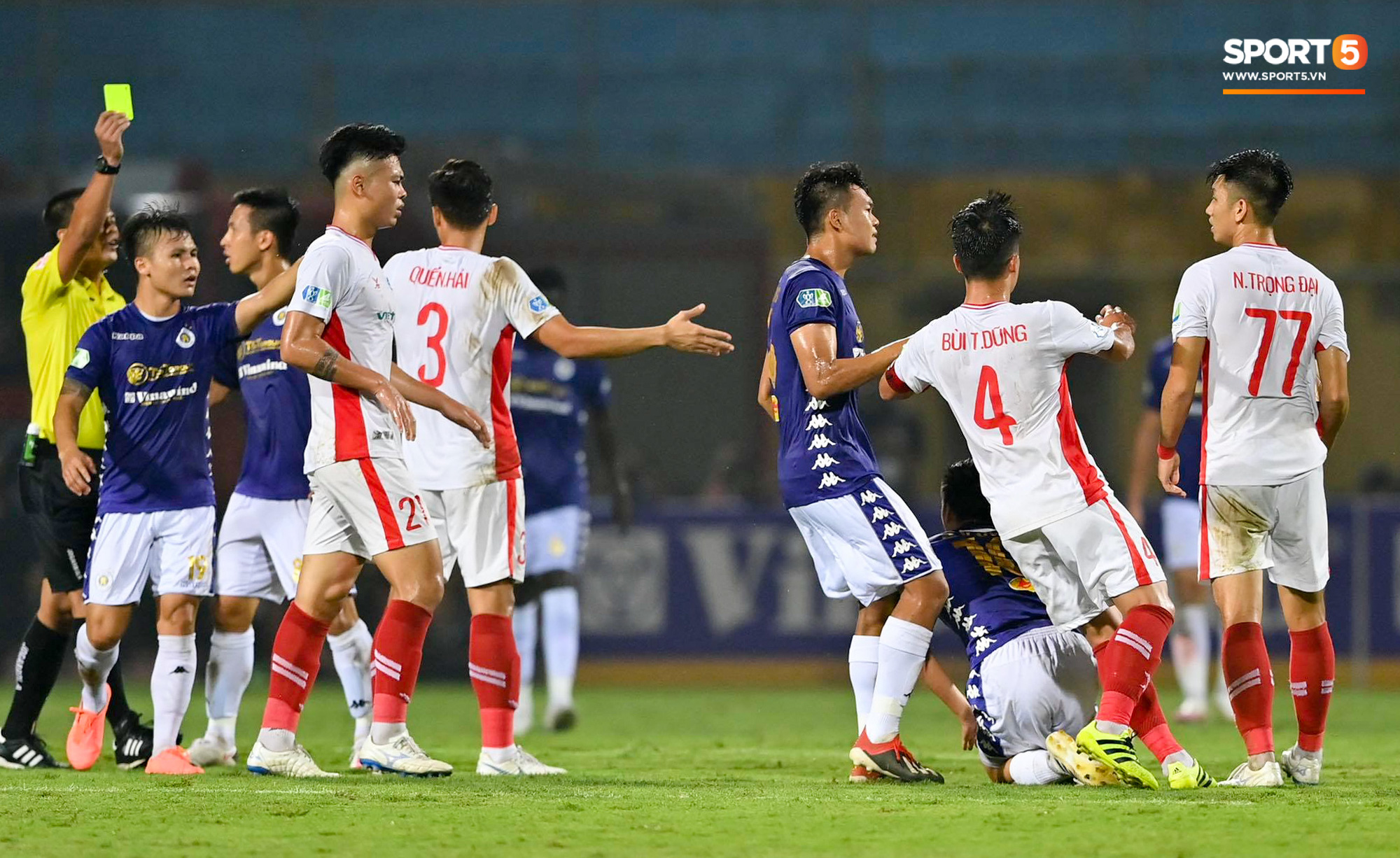 Trọng Đại hứng đầy gạch đá vì sút bóng cực mạnh vào đội trưởng Hà Nội FC nằm trên sân   - Ảnh 3.