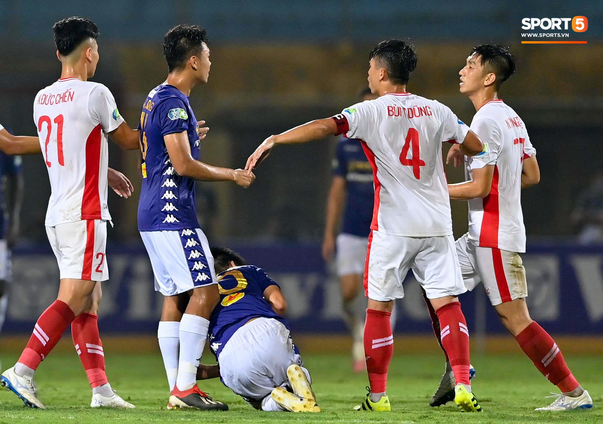 Trọng Đại hứng đầy gạch đá vì sút bóng cực mạnh vào đội trưởng Hà Nội FC nằm trên sân   - Ảnh 5.
