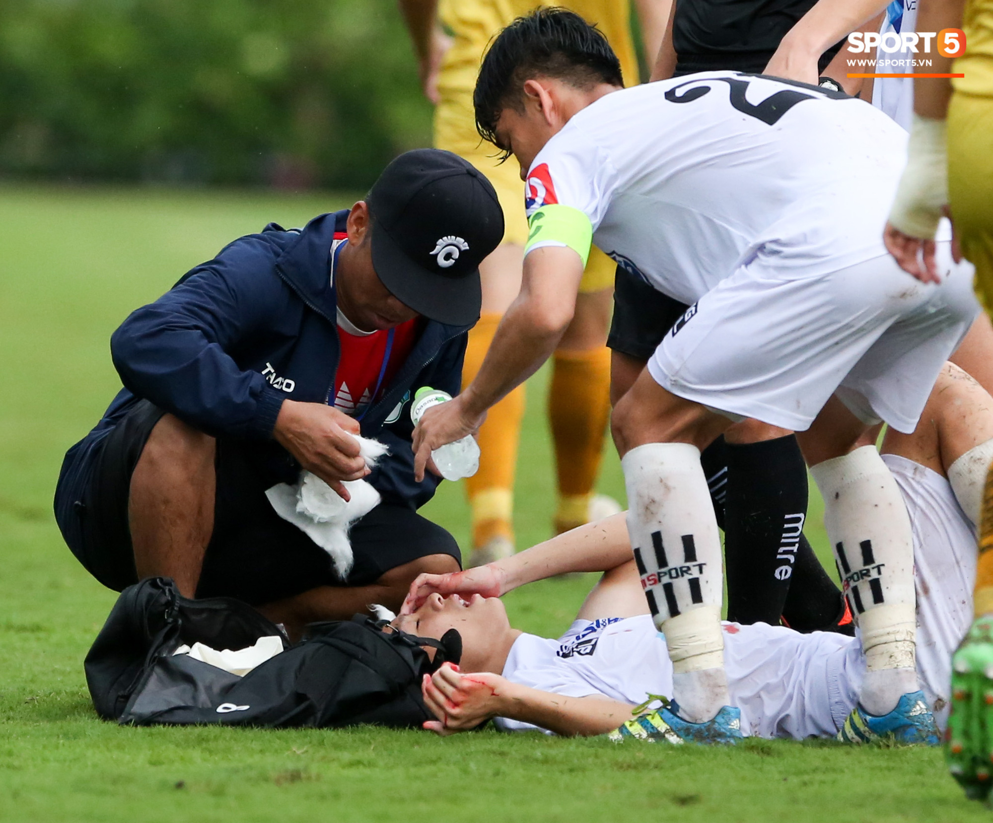 Cầu thủ trẻ HAGL chảy máu đầu đầm đìa sau va chạm vẫn cố thi đấu hết trận - Ảnh 2.