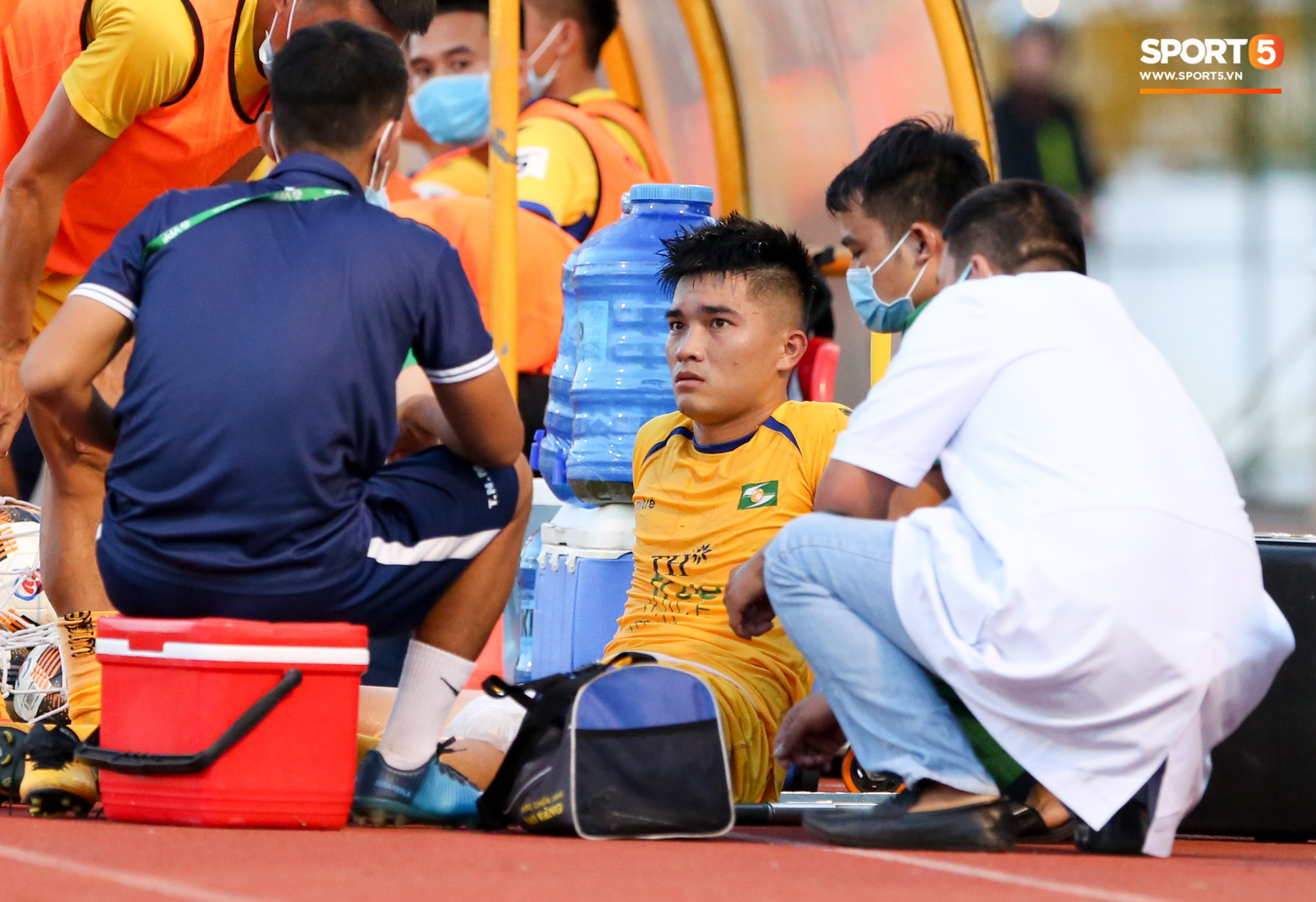 Thêm một tuyển thủ Việt Nam thấp thỏm với cái đầu gối, nghi chấn thương nặng như Duy Mạnh - Ảnh 3.
