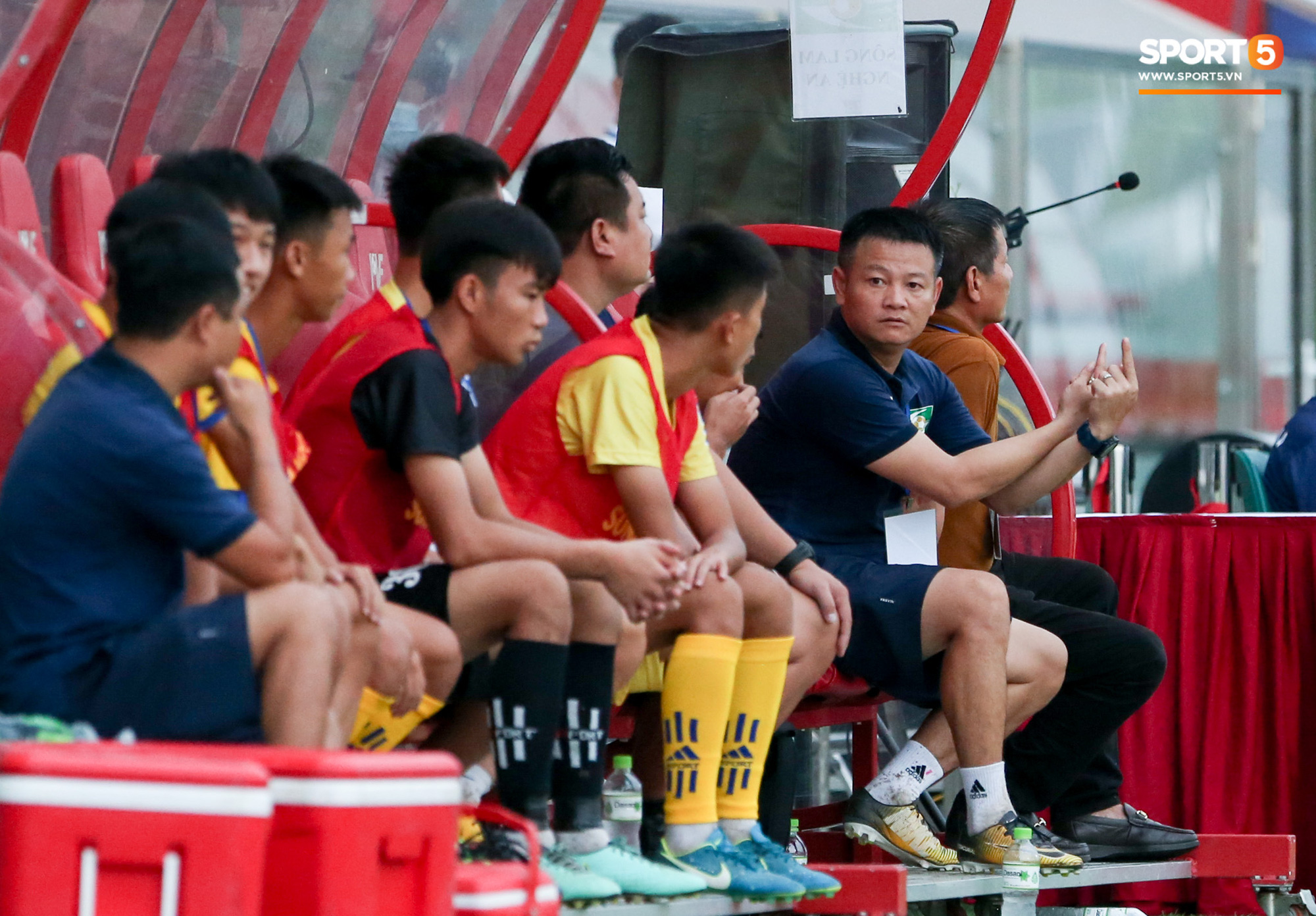 Cậu bé vàng Văn Quyến: Một đời cầu thủ dở dang đến HLV chạm tay hoá cúp ở các giải trẻ Việt Nam - Ảnh 3.