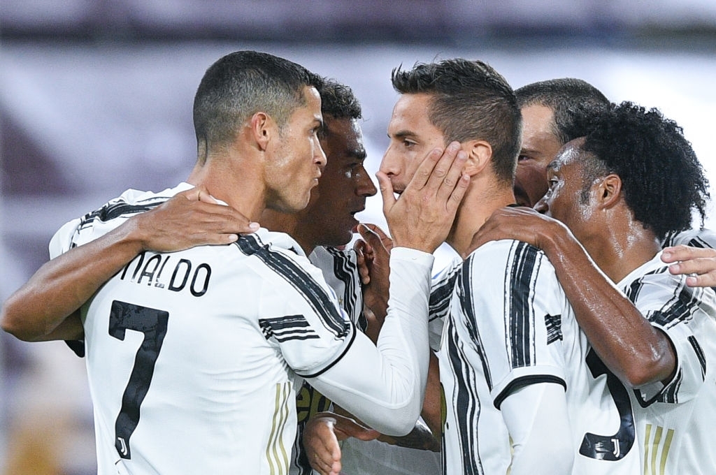 Ronaldo chói sáng với cú đúp bàn thắng 'cứu' Juventus thoát thua ở thành Rome Ronaldo chói sáng với cú đúp bàn thắng 'cứu' Juventus thoát thua ở thành Rome