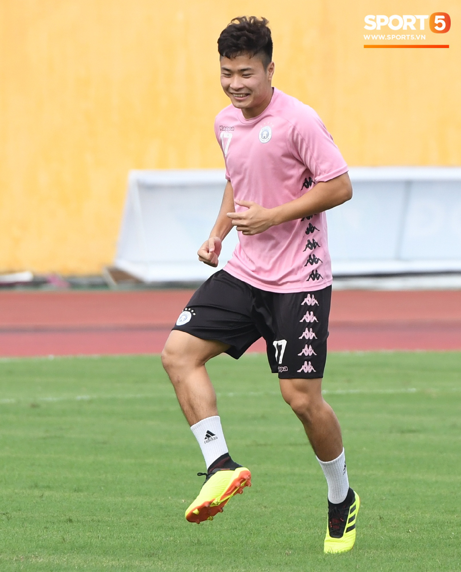 Văn Hậu thử sức với xà ngang rồi vô tình khoe cơ bắp cuồn cuộn, Quang Hải báo tin vui trước vòng 12 V.League 2020  - Ảnh 5.