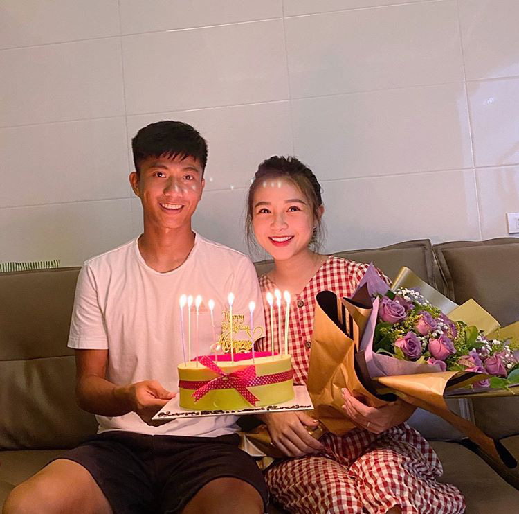Phan Văn Đức tổ chức sinh nhật nhẹ nhàng rồi tặng túi hàng hiệu cho vợ, không quên làm trò cực lầy khiến tất cả bật cười - Ảnh 1.