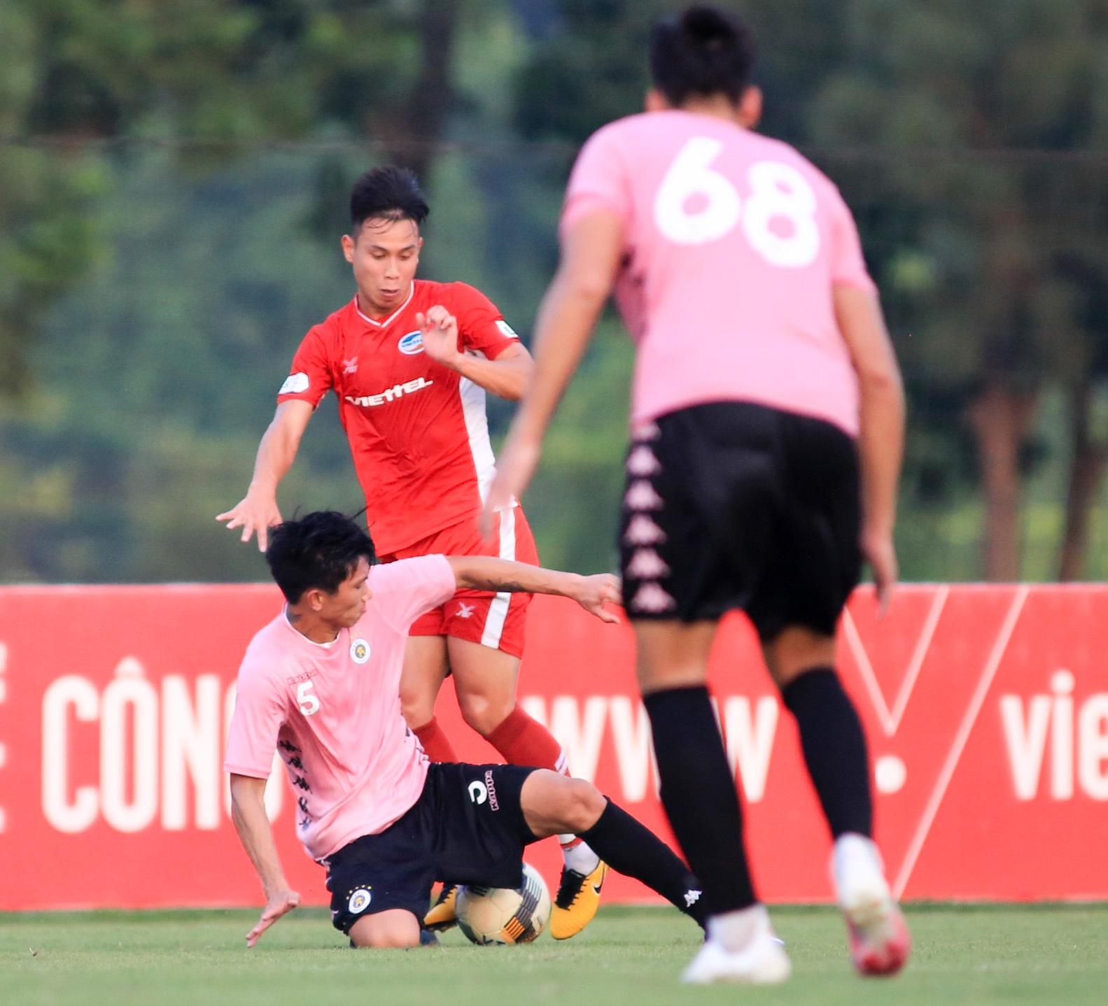 Hà Nội FC đã thắng dễ Viettel với sự tỏa sáng của bộ đôi Văn Hậu - Thành Chung. Cả hai đều đã có những pha bóng đẹp mắt và đóng góp rất lớn vào chiến thắng của đội. Hãy xem lại những khoảnh khắc đáng nhớ của cả hai trong trận đấu này.