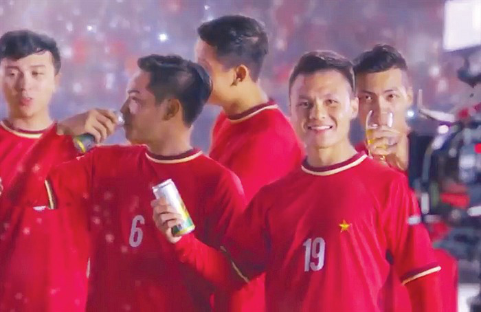 Những lần tuyển thủ Việt Nam gặp vạ với quảng cáo: Tiền đâu chưa thấy, rắc rối đã vội bủa vây - Ảnh 2.