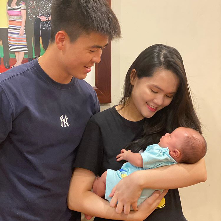 Quỳnh Anh lần đầu đăng ảnh gia đình nhỏ đầy hạnh phúc, Duy Mạnh chỉ nói hai từ đơn giản cũng khiến fan tan chảy vì quá tình tứ  - Ảnh 1.