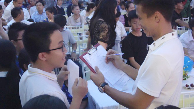 Góc bá đạo: Cậu học sinh đem bài kiểm tra điểm 10 đi xin chữ ký tuyển thủ Việt Nam - Ảnh 1.