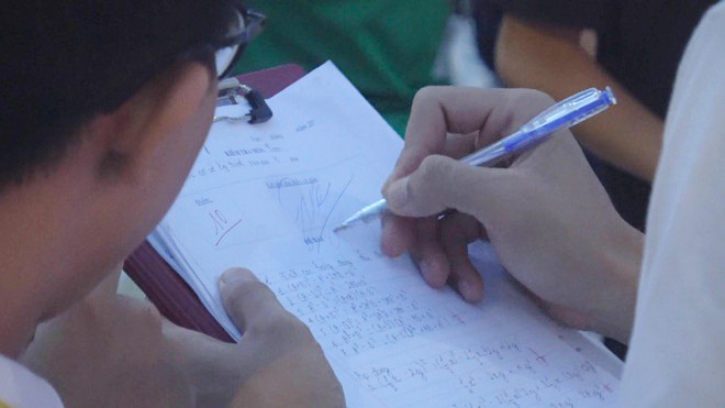 Góc bá đạo: Cậu học sinh đem bài kiểm tra điểm 10 đi xin chữ ký tuyển thủ Việt Nam - Ảnh 2.