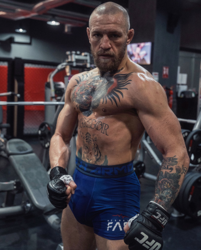 Conor McGregor khoe body cực chuẩn, đăng kèm tấm hình bạn tập mặt sưng vù trước thềm trận đại chiến với Dustin Poirier - Ảnh 1.