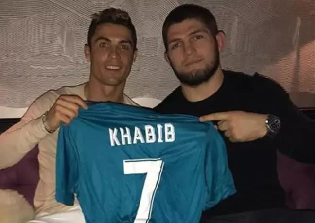 Võ sĩ Khabib được bắt gặp gọi FaceTime với Ronaldo ngay trước trận giao hữu tại Dubai  - Ảnh 3.