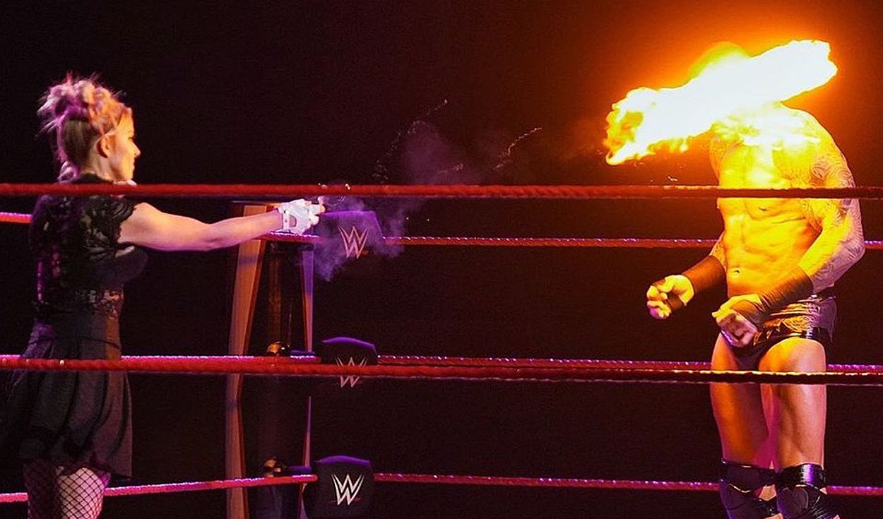 Fan hết hồn khi chứng kiến mỹ nhân Alexa Bliss ném quả cầu lửa trúng mặt của Randy Orton - Ảnh 2. Fan hết hồn khi chứng kiến mỹ nhân Alexa Bliss ném quả cầu lửa trúng mặt của Randy Orton - Ảnh 2.