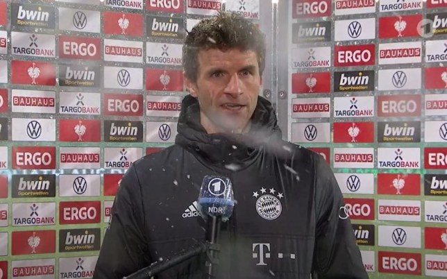 Thomas Muller trút giận lên nữ phóng viên sau thất bại muối mặt của Bayern Munich - Ảnh 1.