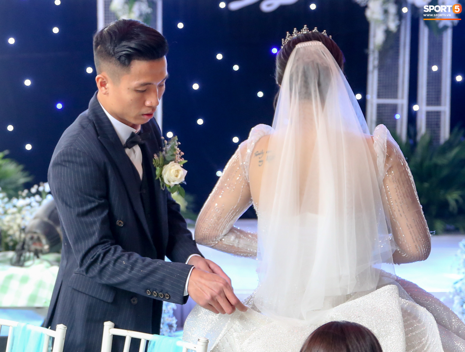 Váy cưới của Khánh Linh tại Hà Tĩnh Được làm từ 30000 viên đá Swarovski  chú rể là người lên ý tưởng