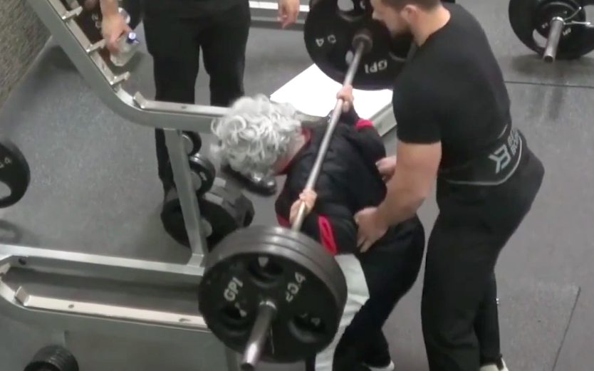 Đám đông thanh niên lác mắt nhìn “bà cụ” nâng tạ gần 200 kg