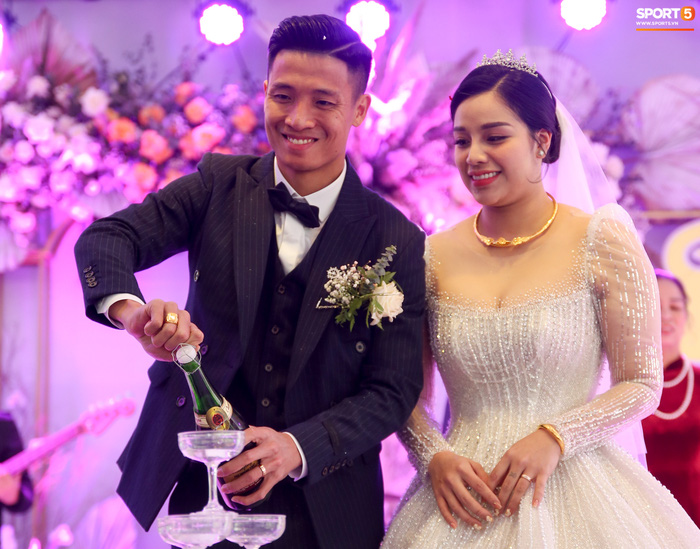 Hình ảnh đầu tiên của đám cưới Tiến Dũng và Khánh Linh ở Bắc Ninh: Toàn bộ trang trí bằng hoa hồng bạch - Ảnh 2.