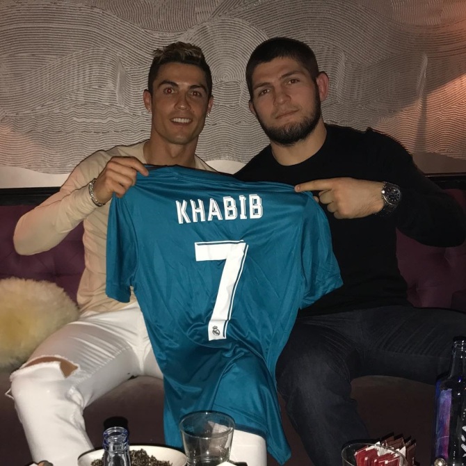 Khabib đến sân xem Man United thi đấu, dọa kẹp cổ bất kỳ ai tranh xin áo đấu của Ronaldo - Ảnh 3.