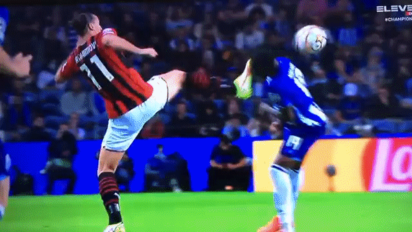 Ibrahimovic chơi cao chân khiến đối thủ chảy máu đầu, phải băng bó kín trán - Ảnh 1.