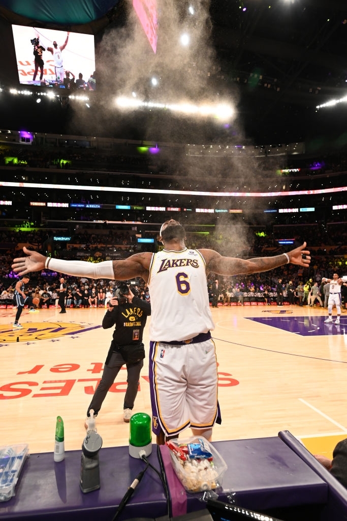 Los Angeles Lakers giành thắng lợi đầu tiên sau khi “hút chết” trước Memphis Grizzlies - Ảnh 1.
