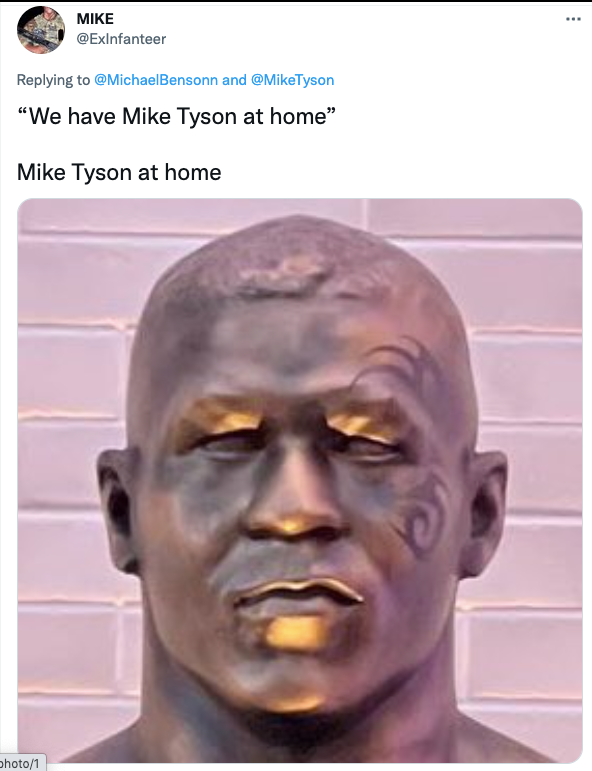 Huyền thoại Mike Tyson được tri ân bằng bức tượng thảm họa, fan lập tức đào lại kỷ niệm buồn trước kia của Ronaldo - Ảnh 6.