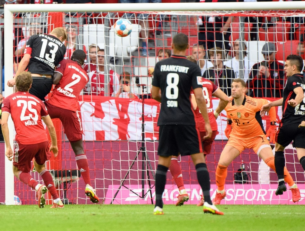 Thủ môn nam thần hóa siêu nhân khiến Bayern thua không thể tin nổi ngay trên sân nhà - Ảnh 5.