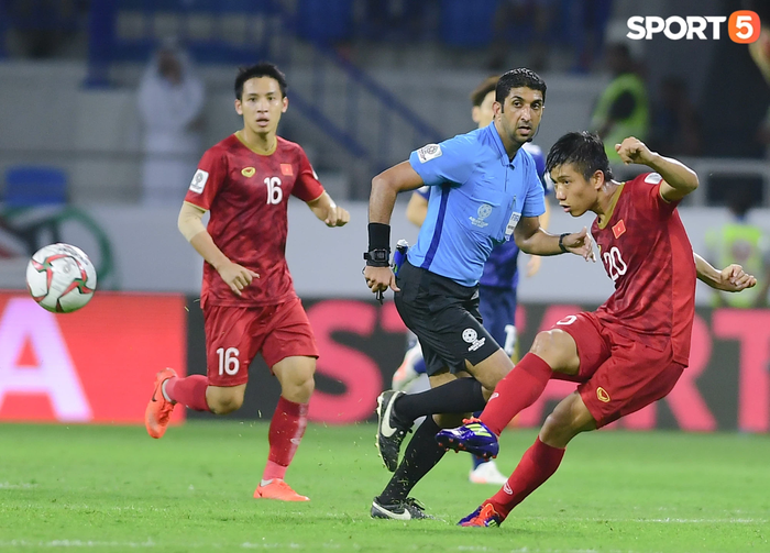 Tổ trọng tài người UAE điều khiển trận tuyển Việt Nam đấu tuyển Trung Quốc - Ảnh 1.