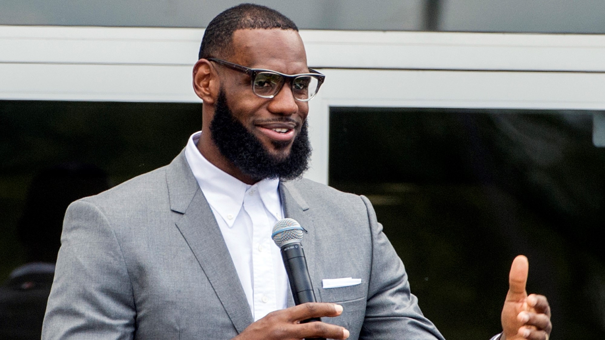 LeBron James không chỉ là nhà vua trên sân bóng rổ là điều cả antifan cũng chẳng thể phủ nhận - Ảnh 3.