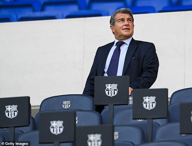 Chủ tịch Barcelona, Joan Laporta dự tính vay 1.5 tỉ Euro để cải tạo sân Camp Nou