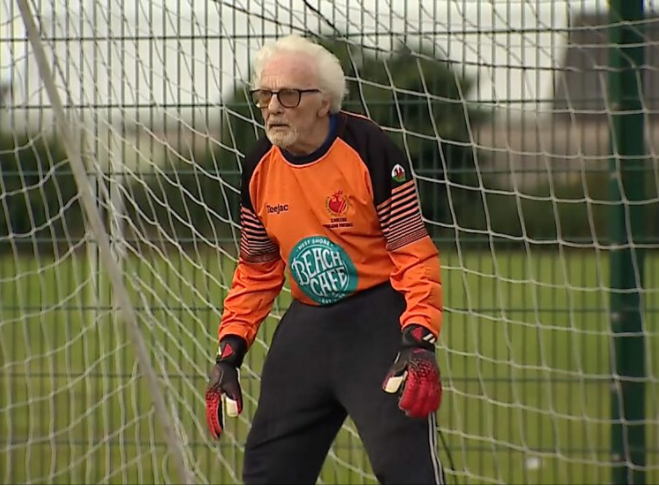 Bái phục Alan Camsell, ông cụ 88 tuổi vẫn ra sân làm thủ môn đỡ những cú sút của mấy đứa cháu kém 50 tuổi - Ảnh 2.
