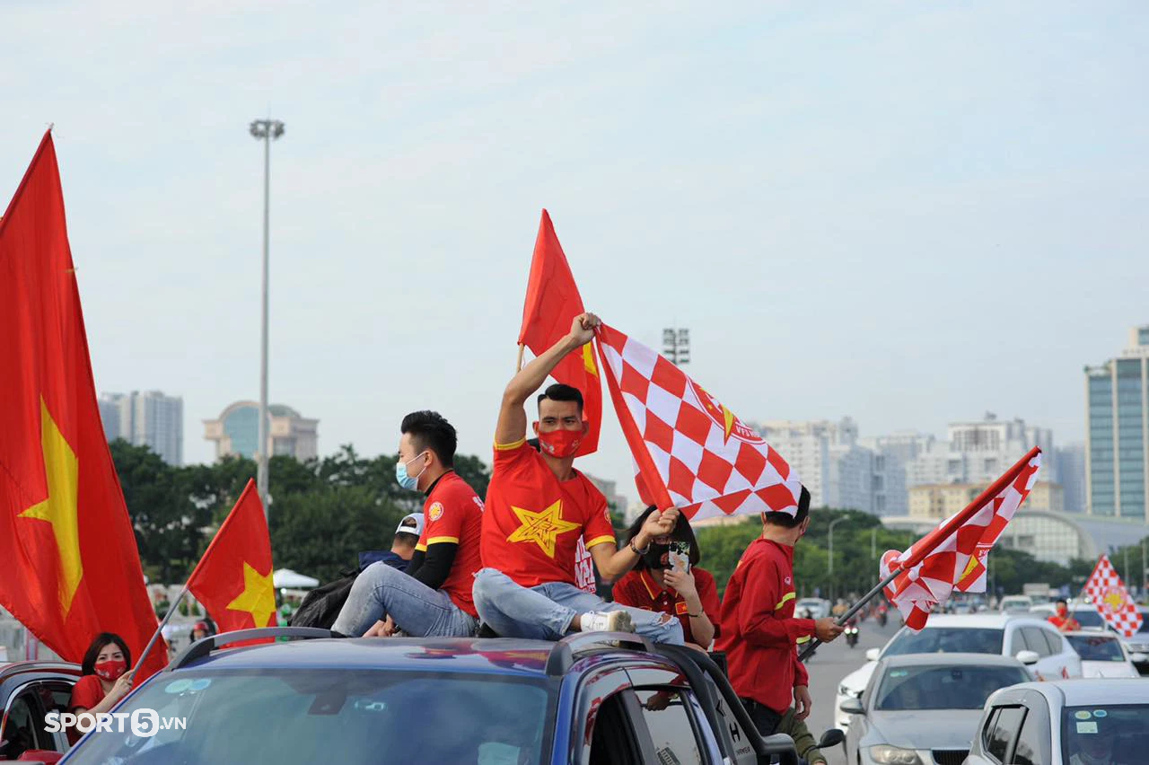 CĐV đốt pháo sáng trên đường, nô nức đến sân Mỹ Đình cổ vũ ĐT Việt Nam đấu ĐT Nhật Bản - Ảnh 10.