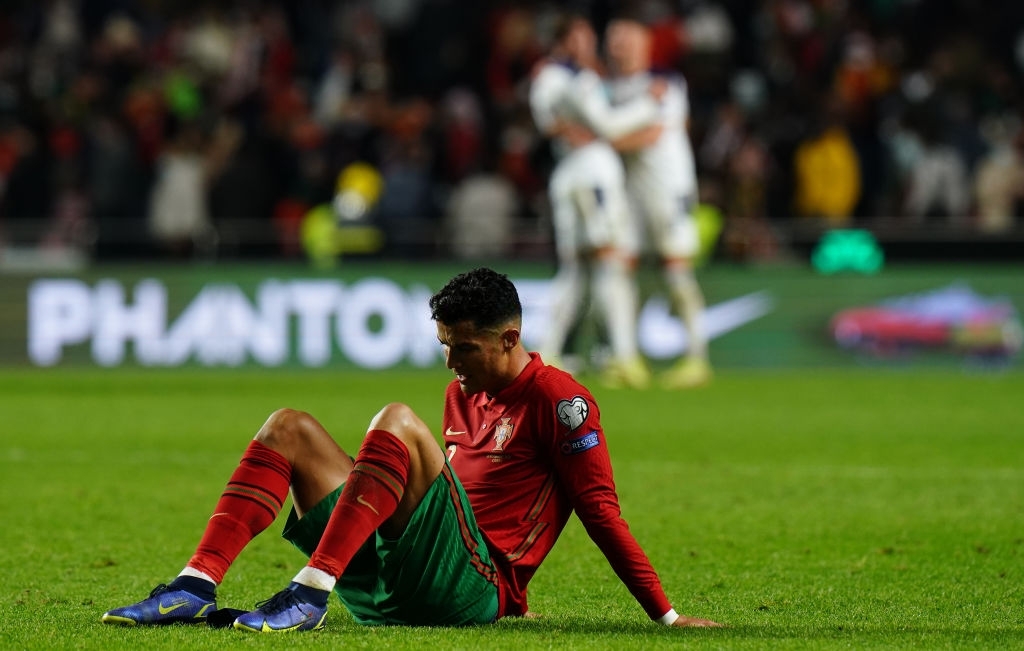 Ronaldo suy sụp, buồn bã tột cùng sau thất bại khiến Bồ Đào Nha mất vé đi World Cup 2022 - Ảnh 9.