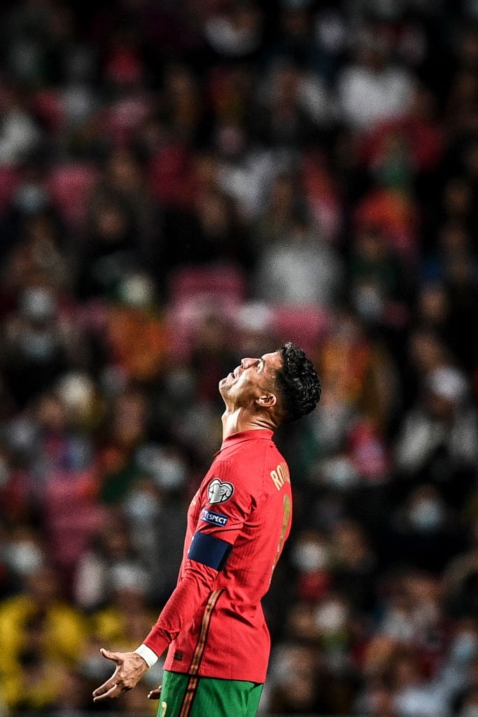 Ronaldo suy sụp, buồn bã tột cùng sau thất bại khiến Bồ Đào Nha mất vé đi World Cup 2022 - Ảnh 3.